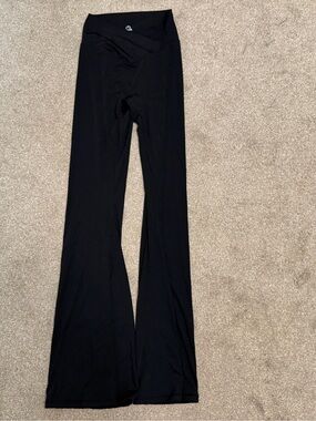 High-Waist Black Flare Leggings with Subtle Logo